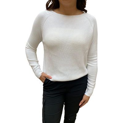 Model wearing Autumn Cashmere shaker stitch raglan in white 